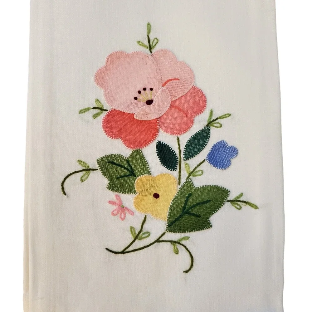 Vintage Hand Embroidered Floral Applique Linen Hand Towels 2 W/ Blue‎ Border